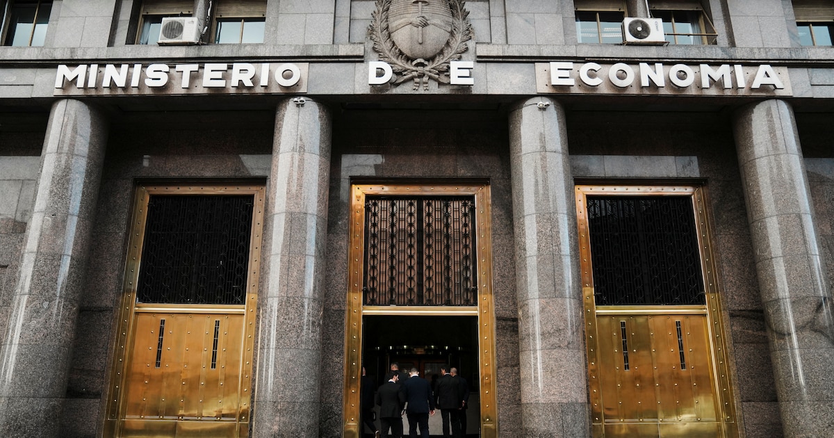 Argentina’s Public Debt Rose in April on Pre-Funding, Inflation-Linked Bonds, and Currency Effects