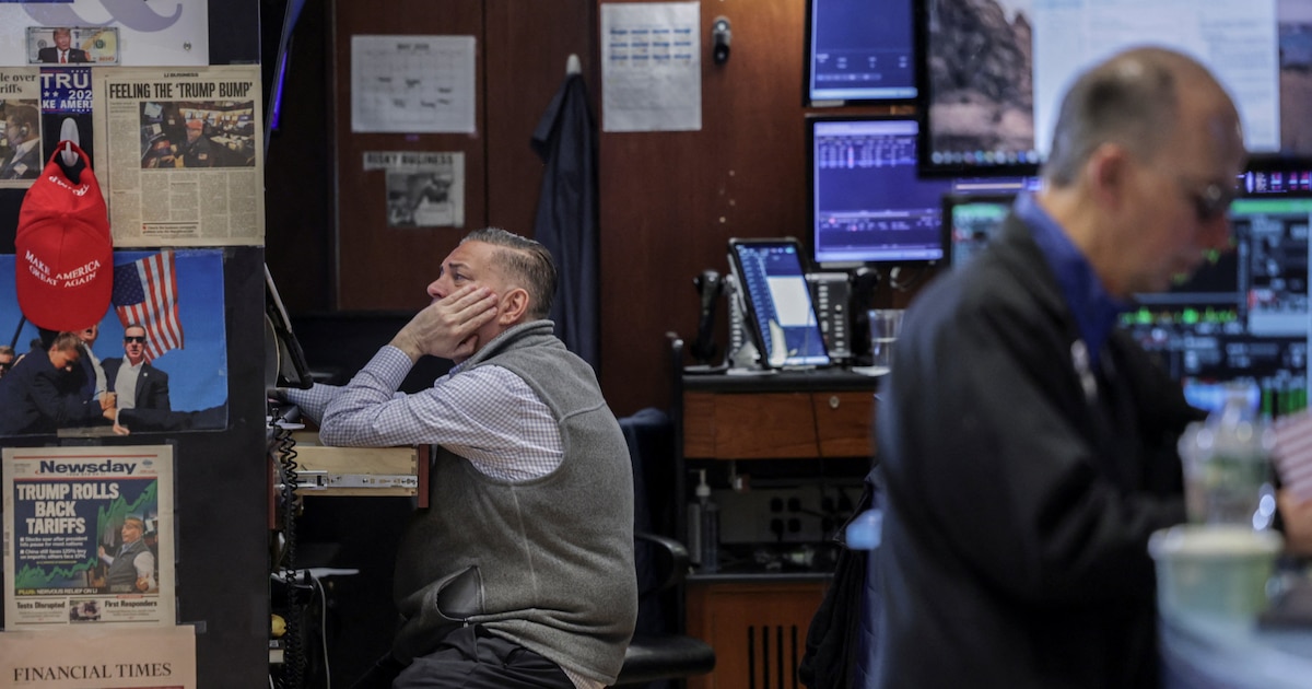 Argentine Stocks Sink to a Two-Month Low as Country Risk Climbs Above 500