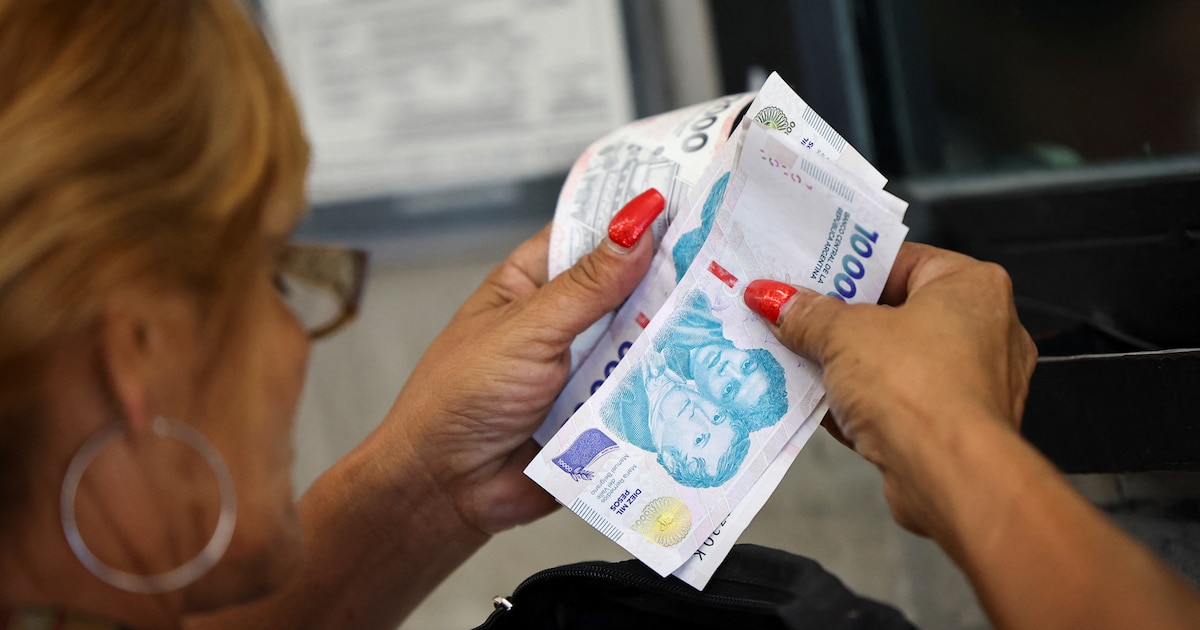 Registered Wages Fell Behind Inflation Again in March, INDEC Reports