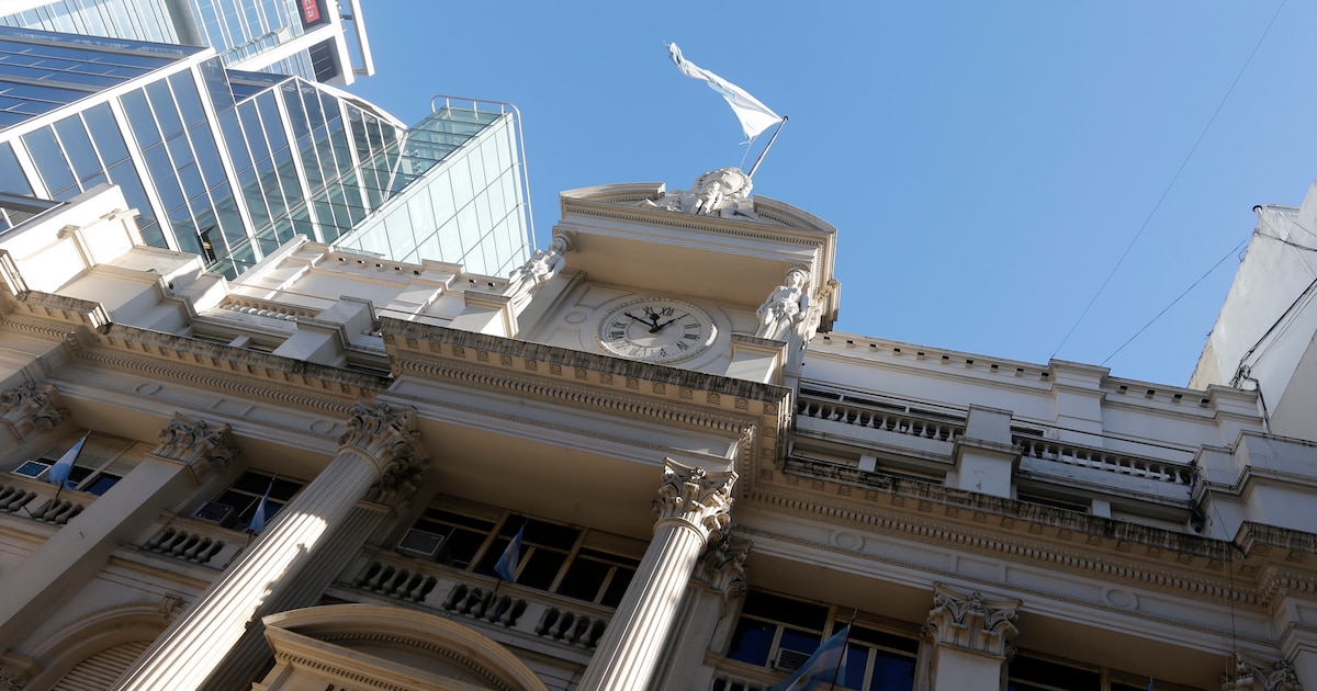 Argentina’s Central Bank Extends Dollar-Buying Streak to 90 Sessions