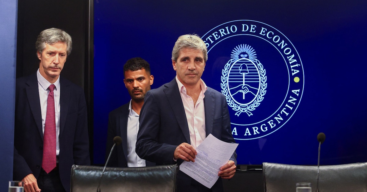 Caputo Says the Dollar Would Be Worth 1,100 Pesos Without Central Bank Buying